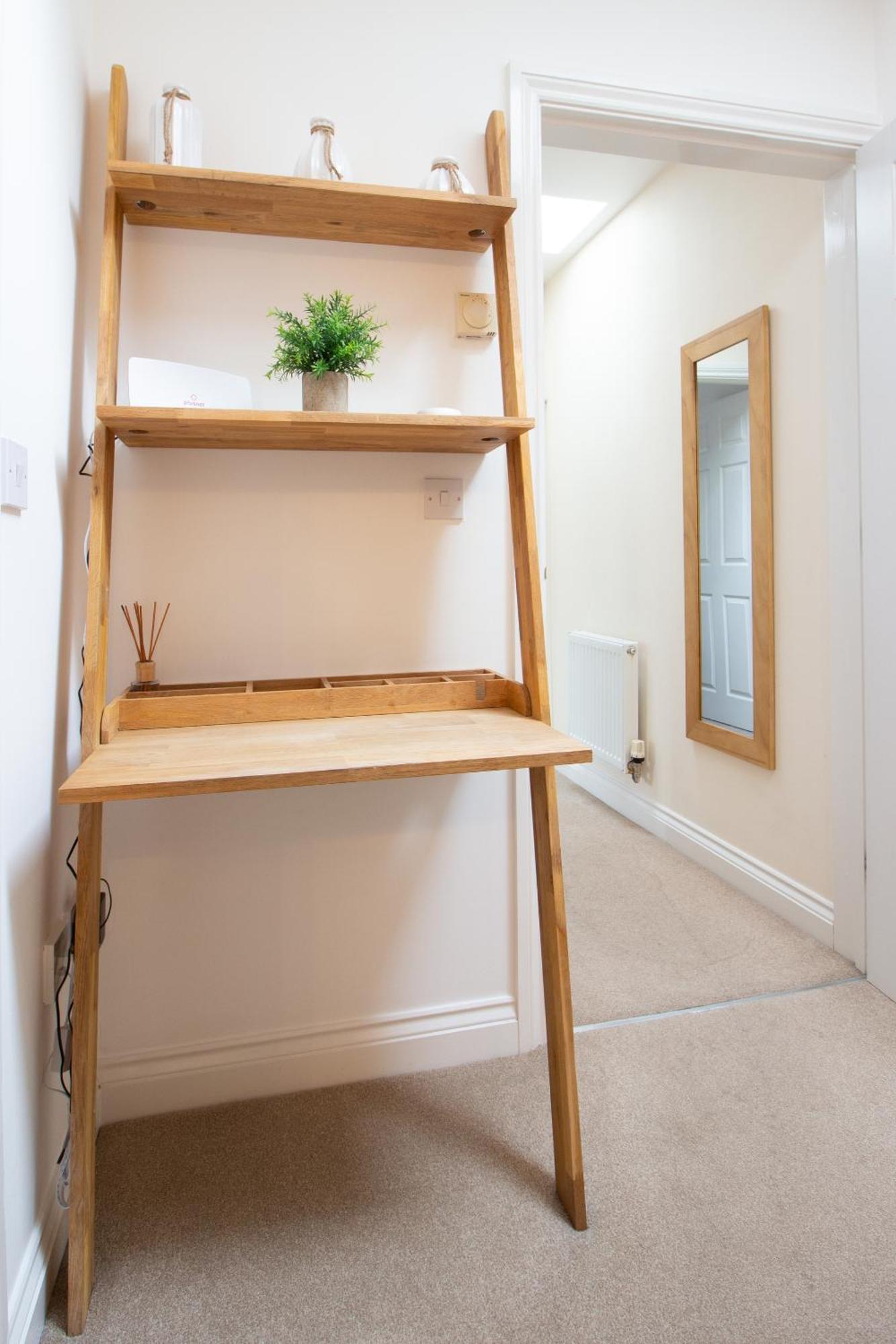 Heraldry - Superb 2 Bed Coach House With Free Parking And Wifi Apartment *