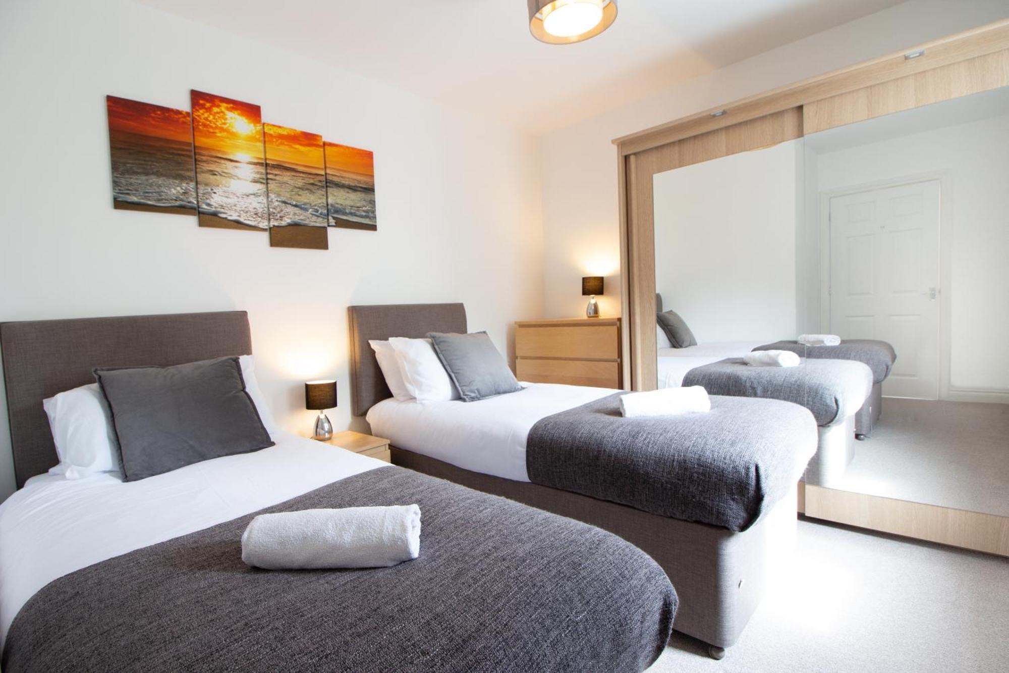 Apartment Heraldry - Superb 2 Bed Coach House With Free Parking And Wifi